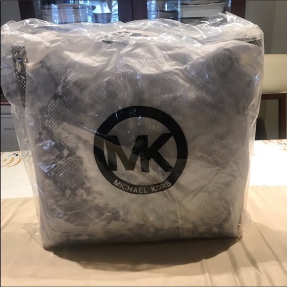 Michael Kors Astor Studded Leather Carryall Large Satchel Bag Snakeskin - Picture 3 of 8